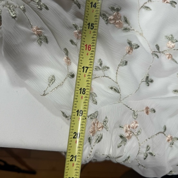 ARULA Cream Floral Blouse with Ruffle Detail - Picture 11 of 14